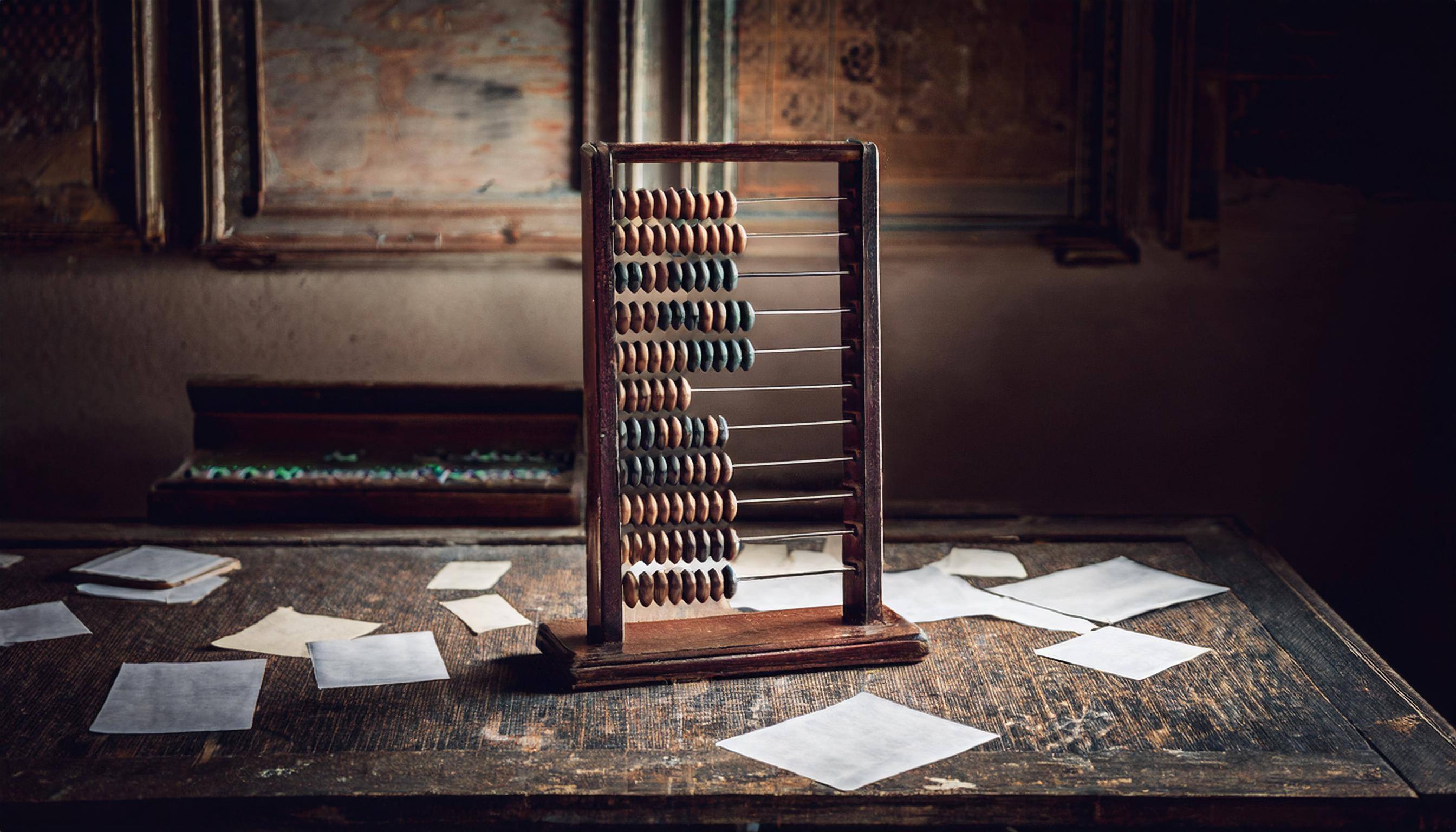 プログラミングスクールの料金に関する失敗や落とし穴を、傾いたそろばんと散らばるアイテムで象徴的に表現した写真<br><noscript><img src=